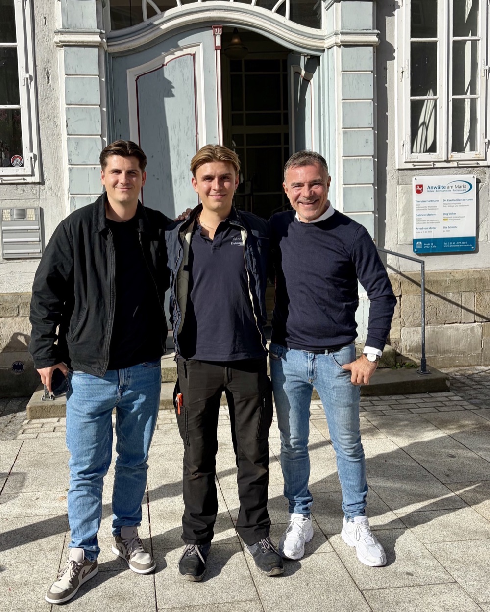 Die Gründer am 23. September 2026 vor dem Notariat am Markt in Celle